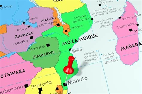 Capital de moçambique maputo fixada no mapa político Foto Premium