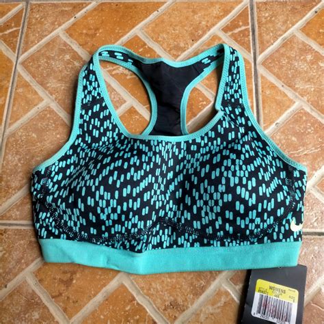 Nike sports bra, Women's Fashion, Activewear on Carousell