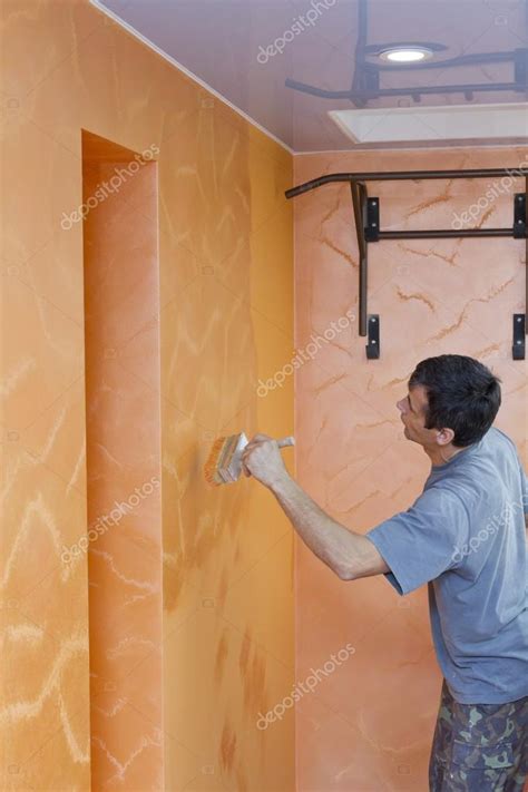 El Pintor Pone En La Pintura Estructural De Pared Naranja Foto De