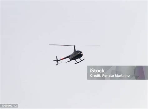 helikopter terbang oleh  langit foto stok  gambar
