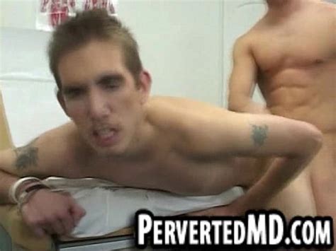 Estos Dos Sementales Musculosos Est N Follando En El Consultorio Del M Dico Xvideos