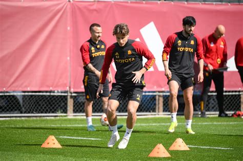 Roma Ultimo Allenamento Prima Di Brighton Lo Scherzo Di Dybala A