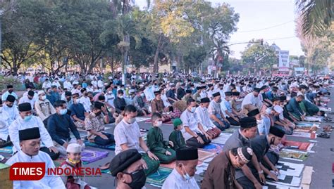 Shalat Idul Fitri Di Masjid Angung At Taqwa Bondowoso Berlangsung