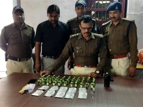 Two Managed To Escape Car Seized With 80 Drug Injections 32 Syringes नशीले इंजेक्शन के