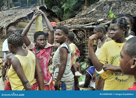 Les Gens Dune Tribu Des Pygmées De Baka Dans Le Village Du Chant