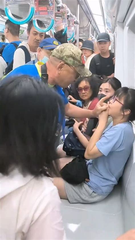 影／65歲阿伯逼少女讓座還動手！她怒嗆「就是不讓給你」 阿伯違法遭陸警行政拘留