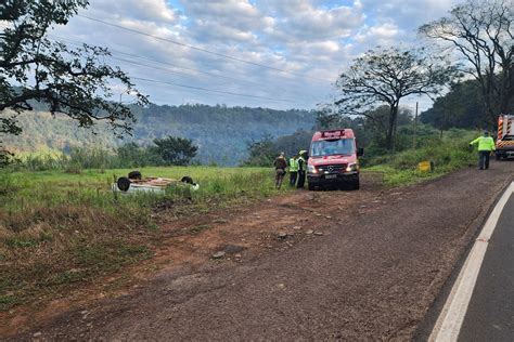 Mulher fica ferida em capotamento de veículo na SC 163 em Itapiranga