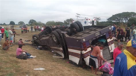 Al menos 6 fallecidos y 20 lesionados dejó vuelco de autobús en la