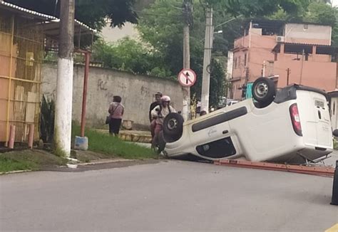 Dois Carros Batem E Um Deles Capota No Bairro Surubi Em Resende Sul