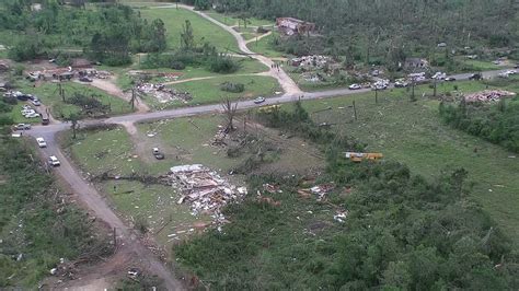 Pictures: Mississippi residents pick up the pieces after major tornado ...