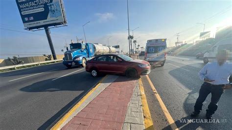 Termina sobre el camellón tras cambiar de carril sin precaución en