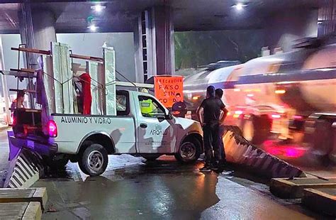 OTRO ACCIDENTE EN LA EX CASETA DE COBRO DE FORTÍN Camioneta se