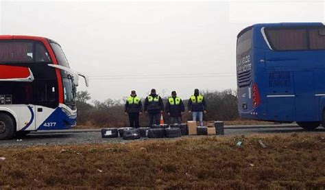 Vehículos de pasajeros transportaban neumáticos y hojas de coca