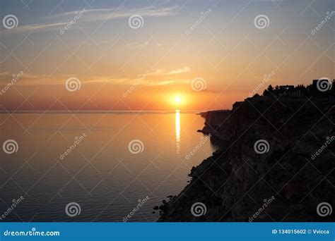 Puesta Del Sol Que Sorprende Sobre El Mar Y La Costa Costa Foto De