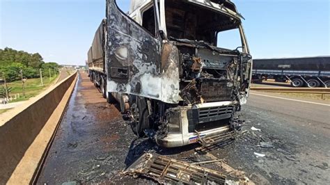 Cabine pega fogo e fica totalmente destruída na rodovia entre Toledo e