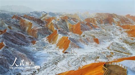 甘肃张掖：雪浴丹霞