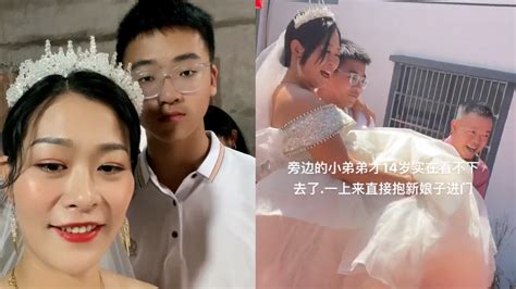 40岁头婚新郎娶38岁二婚新娘，下车时抱不动，14岁儿子抱妈妈出嫁哔哩哔哩bilibili