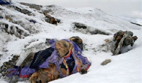 CONFESSIONS OF A FUNERAL DIRECTOR » 11 Photos of the Cemetery at Mt. Everest