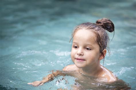 Pretty Little Girl In Swimming Pool Exclusieve Sportcentra