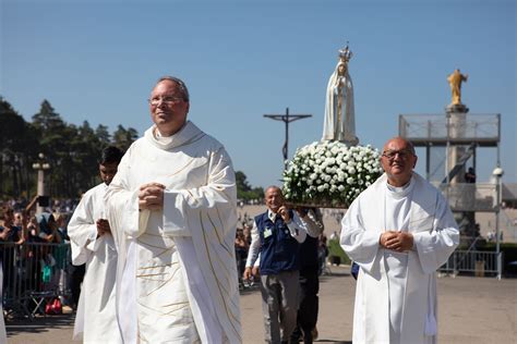 F Tima Reitor Pede Ora Es Pela Paz E Pela Igreja Abalada Pelos