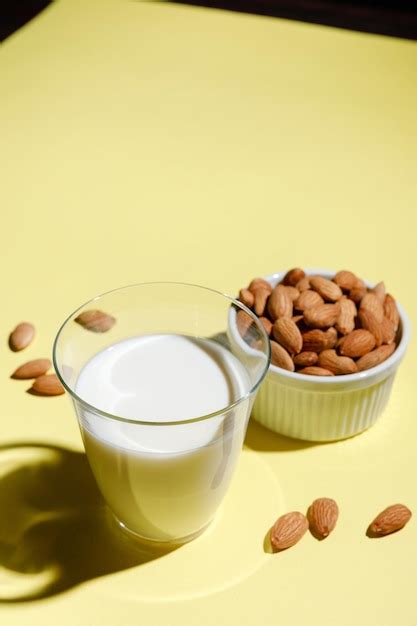 Leche De Almendra En Un Vaso Sobre Fondo Amarillo Tipo Alternativo De