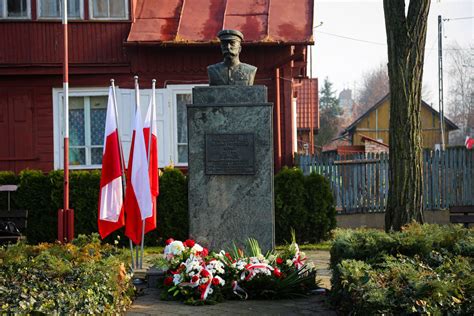 Galeria Obchody 11 Listopada pod pomnikiem Marszałka Józefa