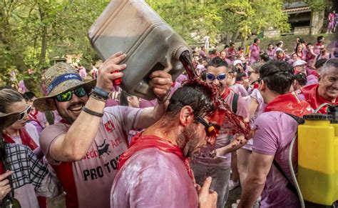 Más de 6 000 personas se bautizan en la Batalla del Vino de Haro