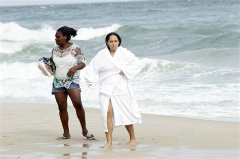 Mulher Melão fica nua na praia para comemorar liberação do nudismo