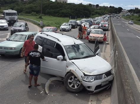 G Acidente Entre Carros Deixa Tr Nsito Lento Na Br Em Jo O