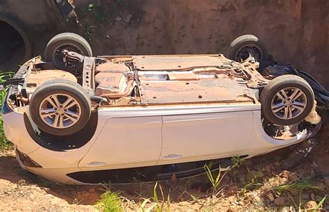 Sinop Carro Cai Em Vala De Escoamento Ap S Colis O Caminhonete