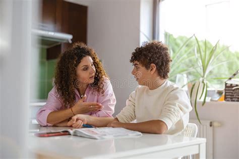 Madre Ayudando A Su Hijo Con Los Deberes En Casa Imagen De Archivo