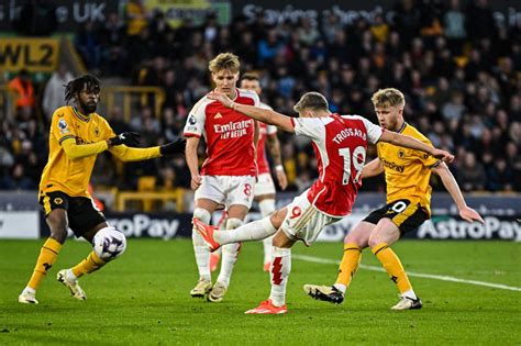 Premier League Arsenal Vence O Wolverhampton E Vira Líder