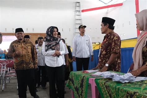 Tinjau Sejumlah TPS Sri Mulyani Pilkades Serentak Berjalan Kondusif