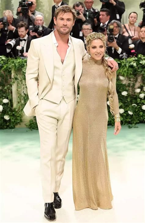 JLO Chris Hemsworth Y Elsa Pataky Abren La Alfombra Verde De La Met