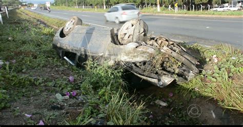 G1 Carro capota após derrapar em pista molhada na BR 101 na Paraíba