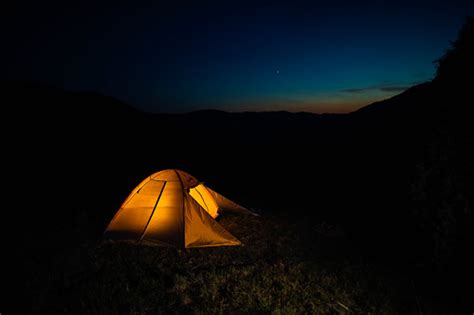 Tenda Di Bukit Di Malam Hari Foto Stok Unduh Gambar Sekarang Alam