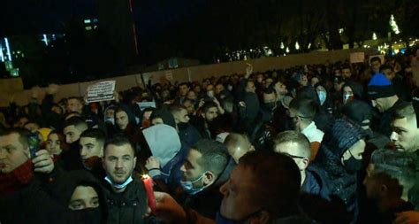 Protesta në Tiranë pas vrasjes së 25 vjeçarit lëndohet një polic