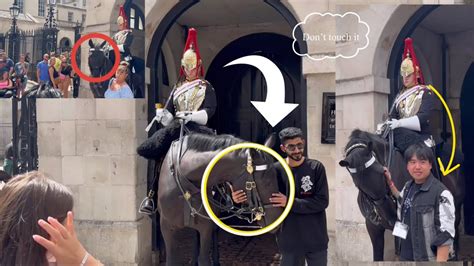 UNBELIEVABLE DISRESPECTFUL Tourist Get And Keep Head Of Kings Guards