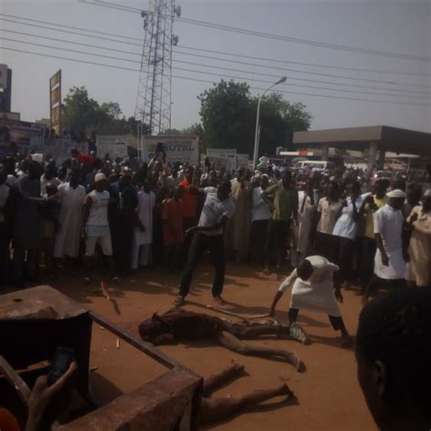 Jungle Justice Happening Now In Bida Graphic Photos Crime Nigeria