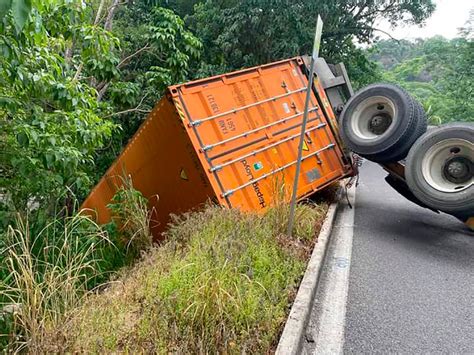 Tr Iler Sufre Accidente En Carretera De Manzanillo A Minatitl N