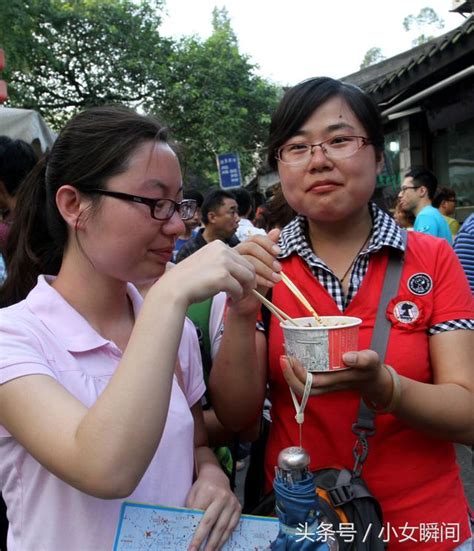 年輕人在這條街上站著吃美食，成都人最熟悉美食街，吃貨真多 每日頭條