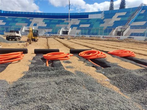 Ultiman detalles para la siembra del nuevo césped del estadio Nacional