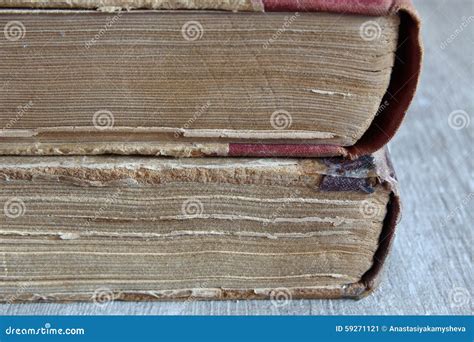 Livros Velhos Que Colocam Na Tabela Imagem De Stock Imagem De