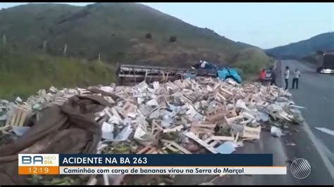 Motorista Perde Controle Da Dire O E Caminh O Carregado De Bananas