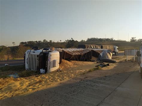 Caminhão tomba e mata motorista na BR 163 em Lindoeste Oeste e