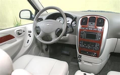 2005 Chrysler Town and Country Pictures - 56 Photos | Edmunds