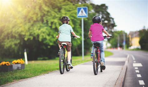 Enfants à Vélo Sur Le Trottoir Automobile Club De Suisse Acs