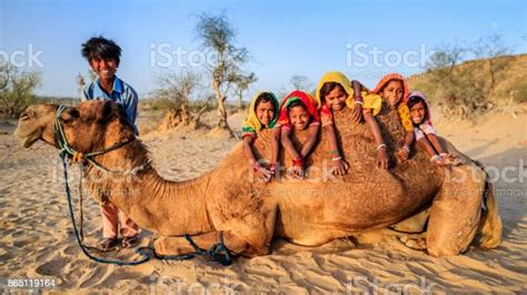 Grupo De Niños Indio Gitano Felices Con La Aldea De Camello Desierto