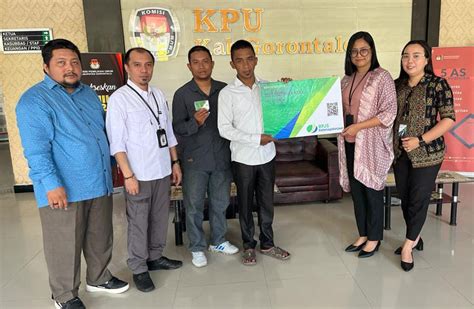 Bpjs Ketenagakerjaan Serahkan Kartu Kepesertaan Untuk Tenaga Ad Hoc Kpu