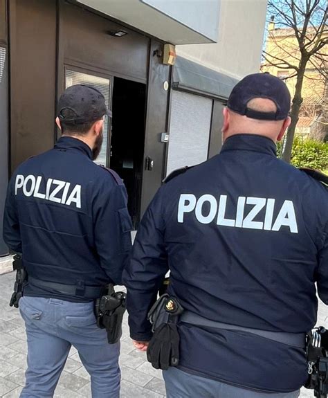 Cremona Poliziotto Eroe Salva Un Bimbo Dal Soffocamento